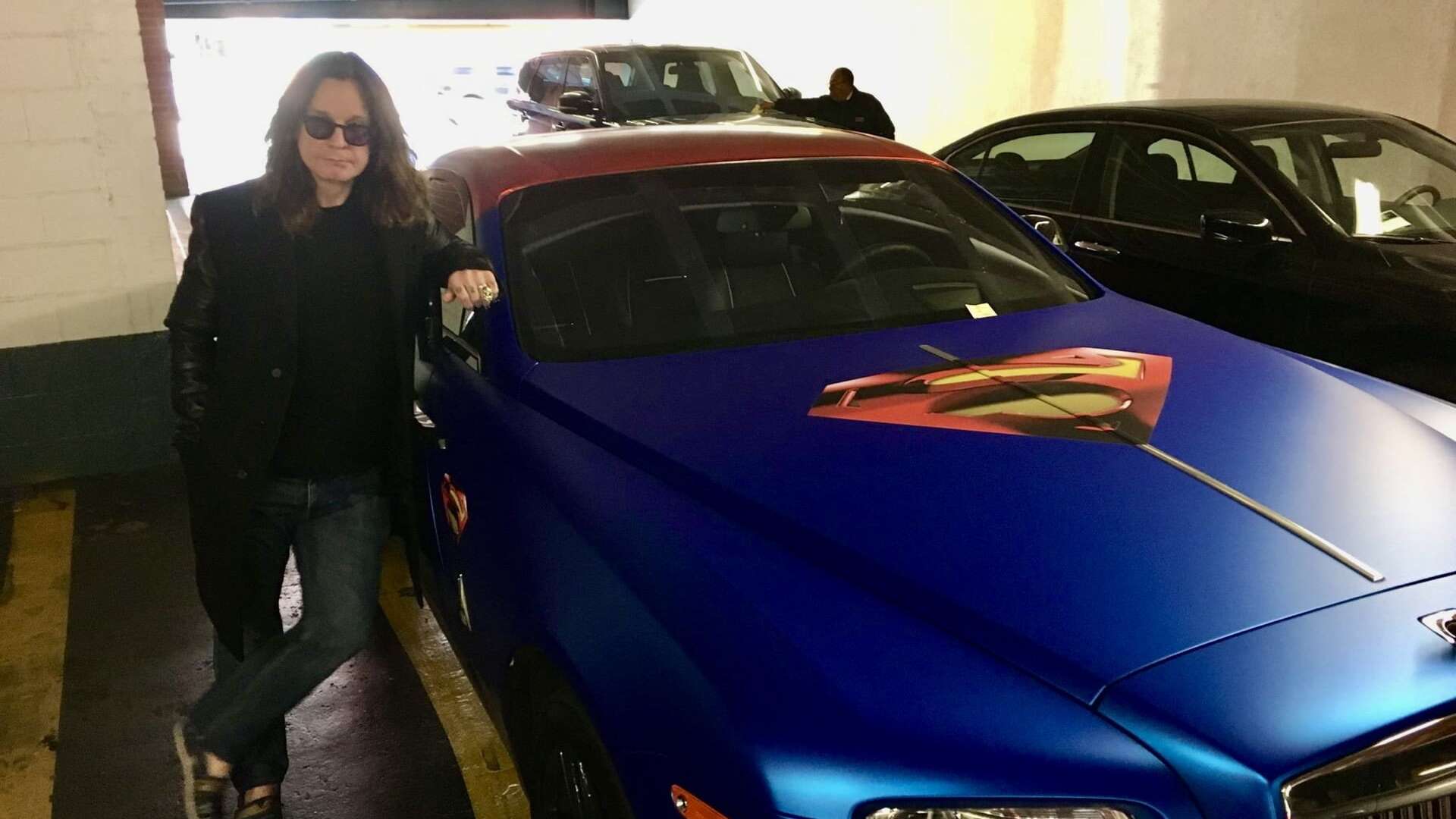 Ozzy Osbourne naast onze ingepakte Rolls Royce