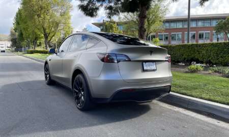 Tesla Model Y gewikkeld in 3M matgrijs aluminium 12