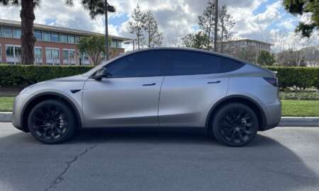 Tesla Model Y gewikkeld in 3M matgrijs aluminium 13