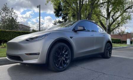 Tesla Model Y gewikkeld in 3M matgrijs aluminium 14