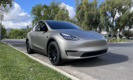 Tesla Model Y gewikkeld in 3M matgrijs aluminium 16