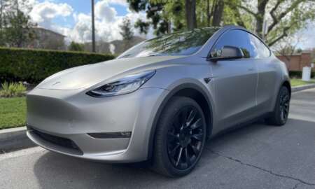 Tesla Model Y gewikkeld in 3M matgrijs aluminium 6