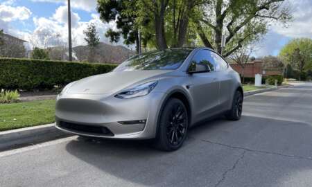 Tesla Model Y gewikkeld in 3M matgrijs aluminium 7