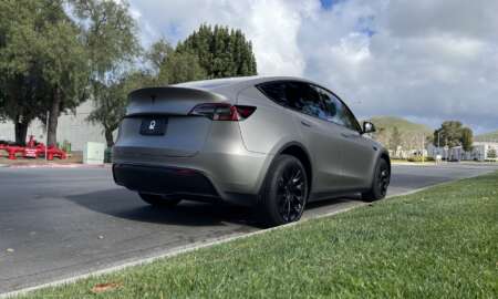 Tesla Model Y gewikkeld in 3M matgrijs aluminium 9