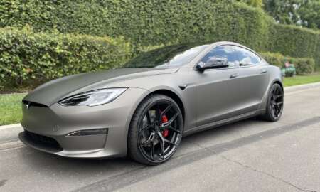 Tesla Model S mat houtskool metallic 18