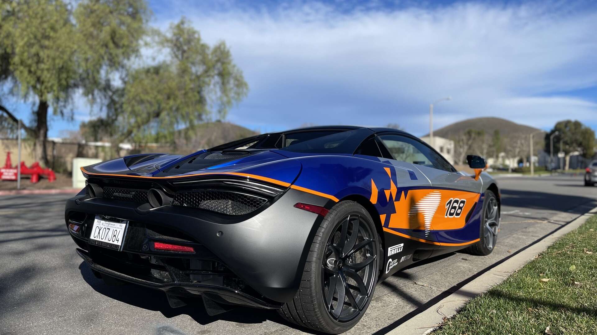 McLaren 720s gewikkeld in wrap met racedesign