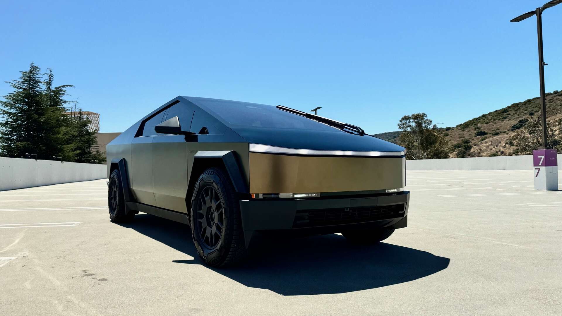 Colored paint protection film: Tesla Cybertruck duotone in Bond Gold and gloss black PPF by 2wrap.com