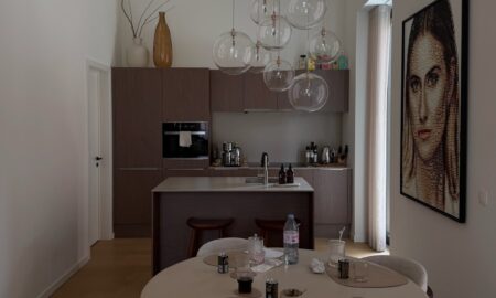 Kitchen wrap Belgium — Celine Van Ouytsel's warm wooden kitchen and dining area in Herentals by 2wrap