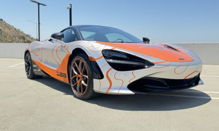 Voertuigwrap-ontwerp in de praktijk: rechtsvoor aanzicht van de McLaren 720S matte PPF wrap met oranje contourafbeeldingen door 2wrap.com