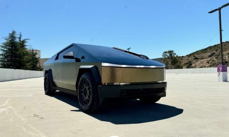 Gekleurde lakbeschermingsfolie: Tesla Cybertruck duotone in Bond Gold en glanzend zwarte PPF door 2wrap.com